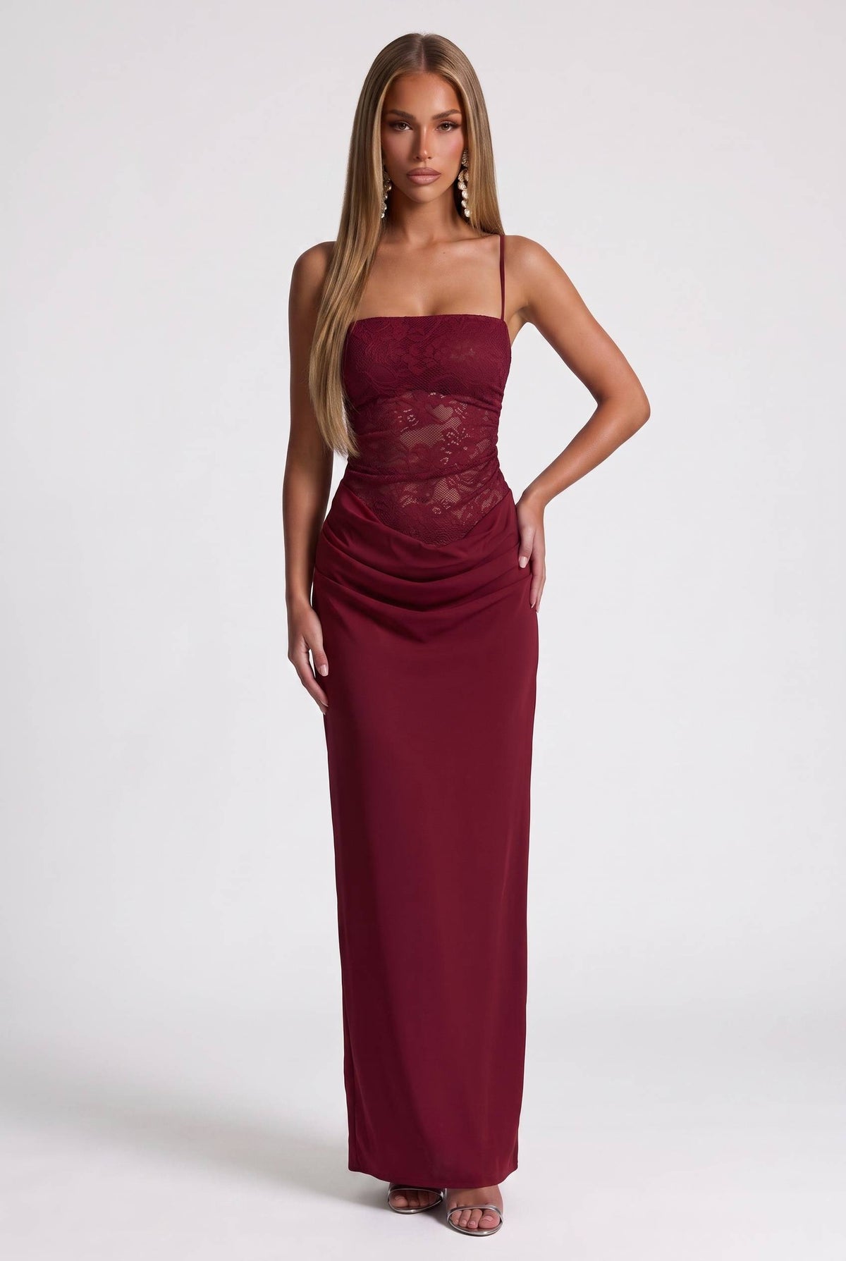 Vestido comprido com aplicação de cetim e renda