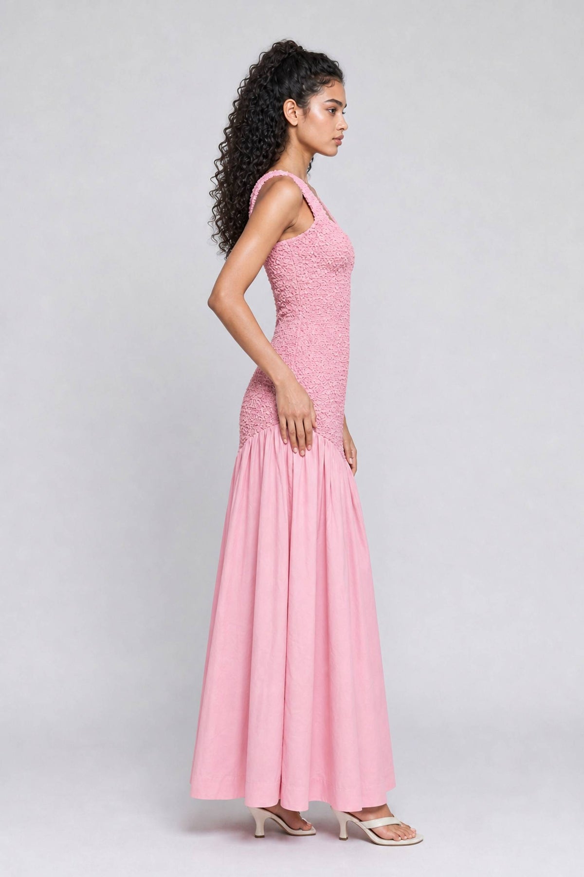 Rosa langes Kleid mit quadratischem Kragen, Blasenstruktur, Trägern, betonter Taille und weit schwingendem Rock