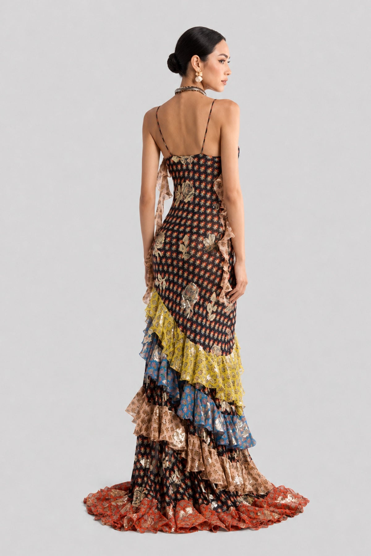 Vestido vintage de corte sereia com estampado contrastante, decote em V, alças finas e bainha irregular em folha de lótus
