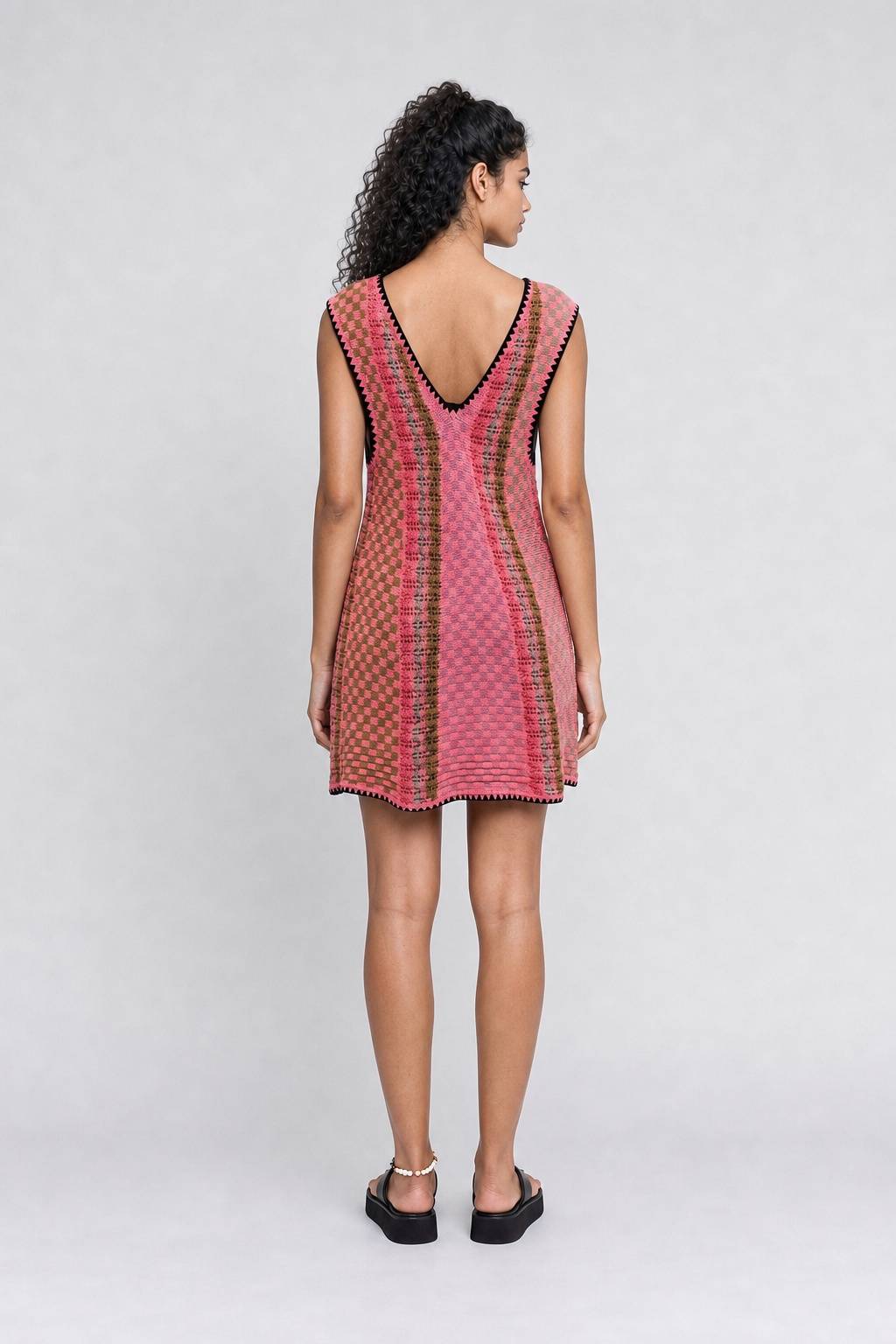 Vestido curto de malha Gig colorida, sem mangas e com decote em V
