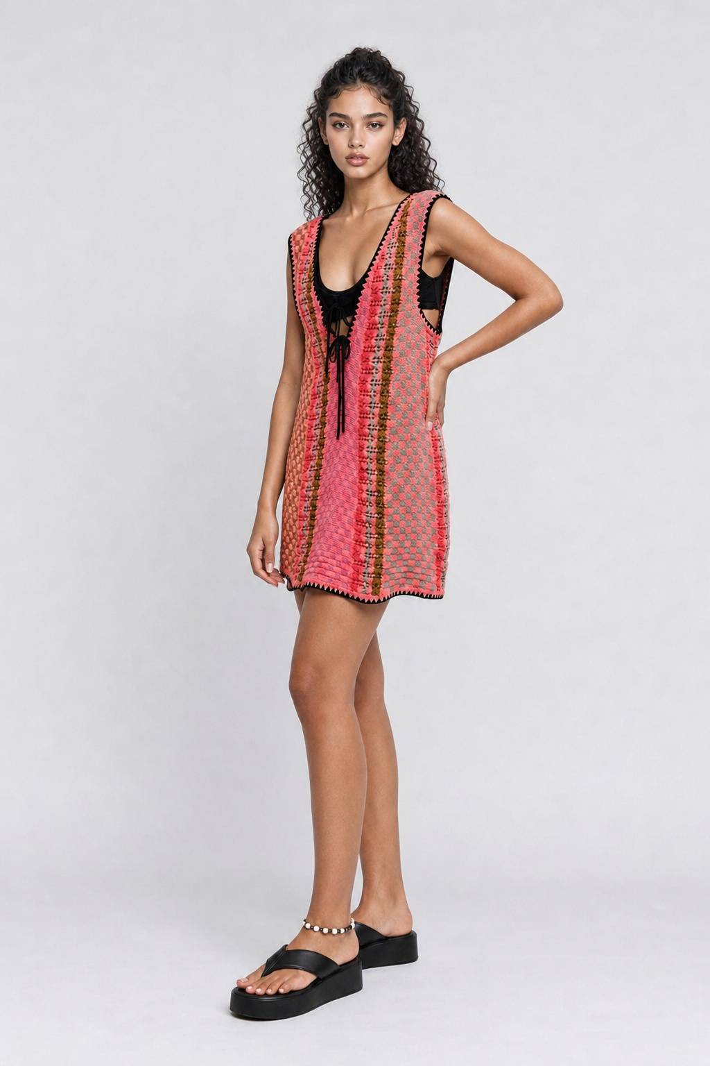 Vestido curto de malha Gig colorida, sem mangas e com decote em V