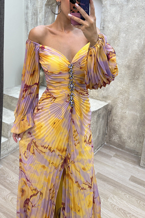 Vestido comprido formal de noite, com ombros à mostra, estampado floral, pregas, strass e racha