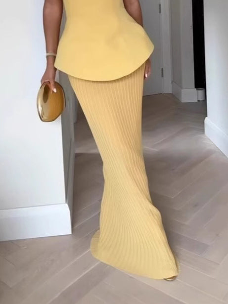 Elegantes zweiteiliges Set aus Bandeau-Top und hoch tailliertem Faltenrock