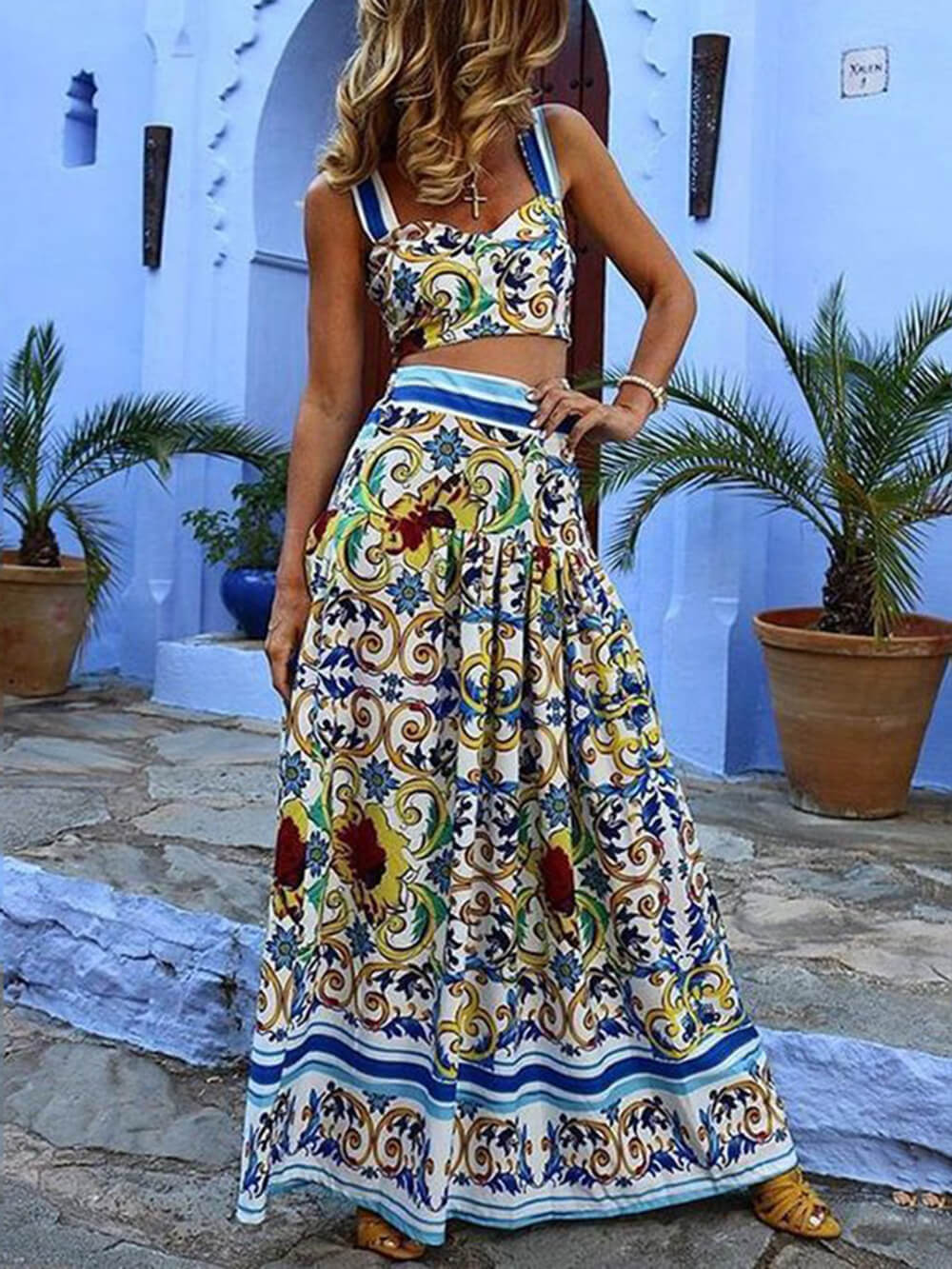 Conjunto de dos piezas con vestido estampado de playa y cuello halter