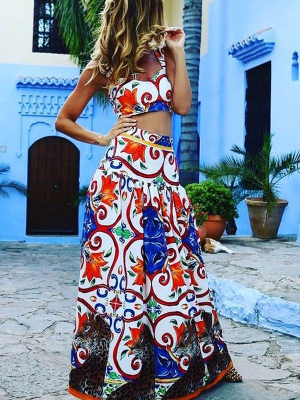 Conjunto de dos piezas con vestido estampado de playa y cuello halter