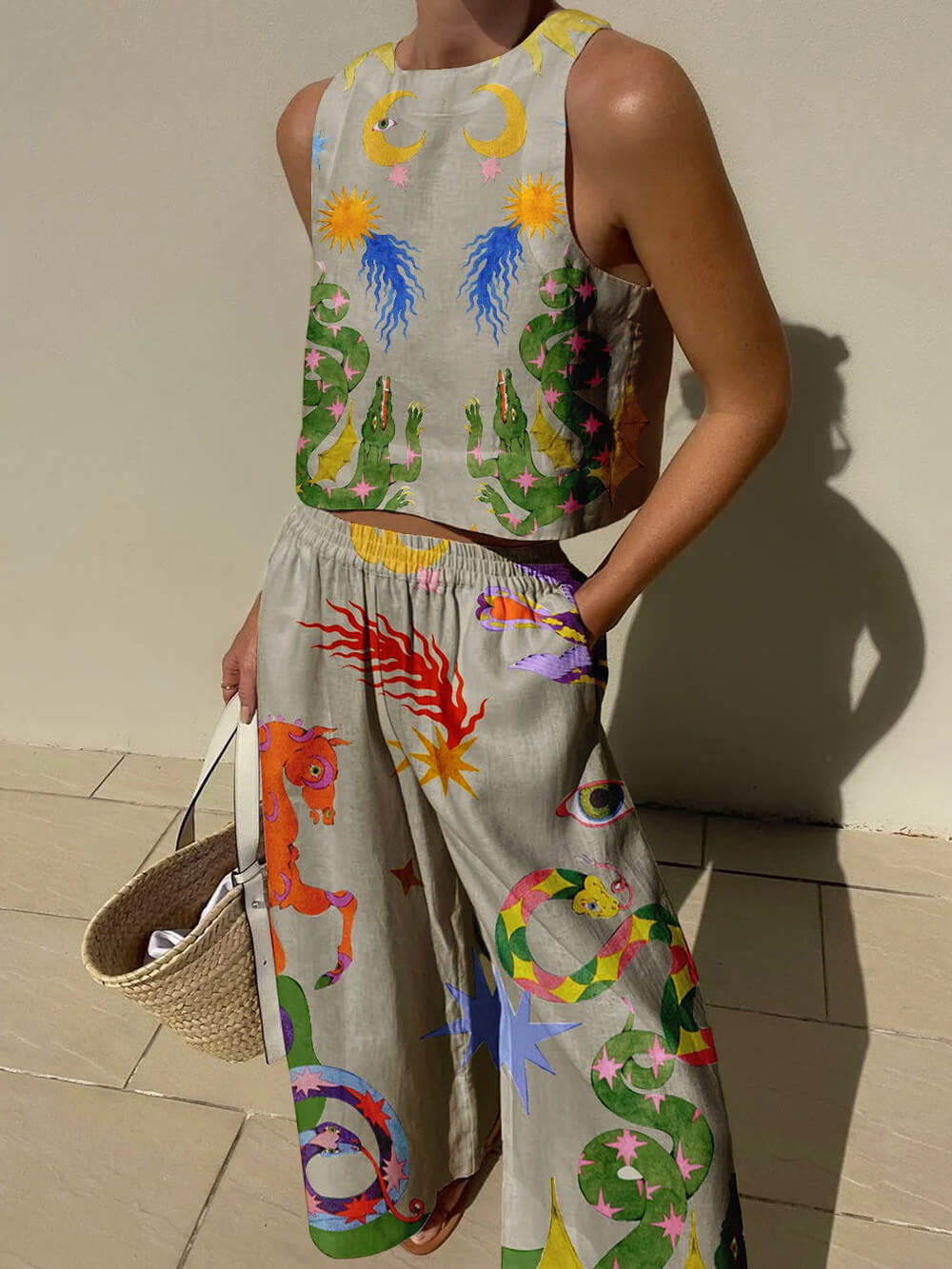 Conjunto de top de alças com estampado exclusivo e calças com bolsos e cintura elástica