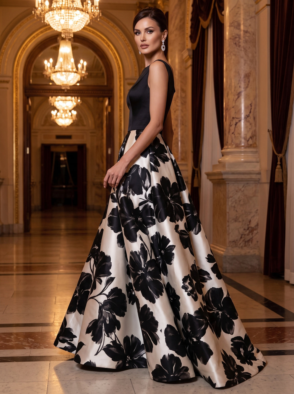 Maxikleid in Ballkleidform aus schwarzem Satin mit Blumenprint und U-Boot-Ausschnitt