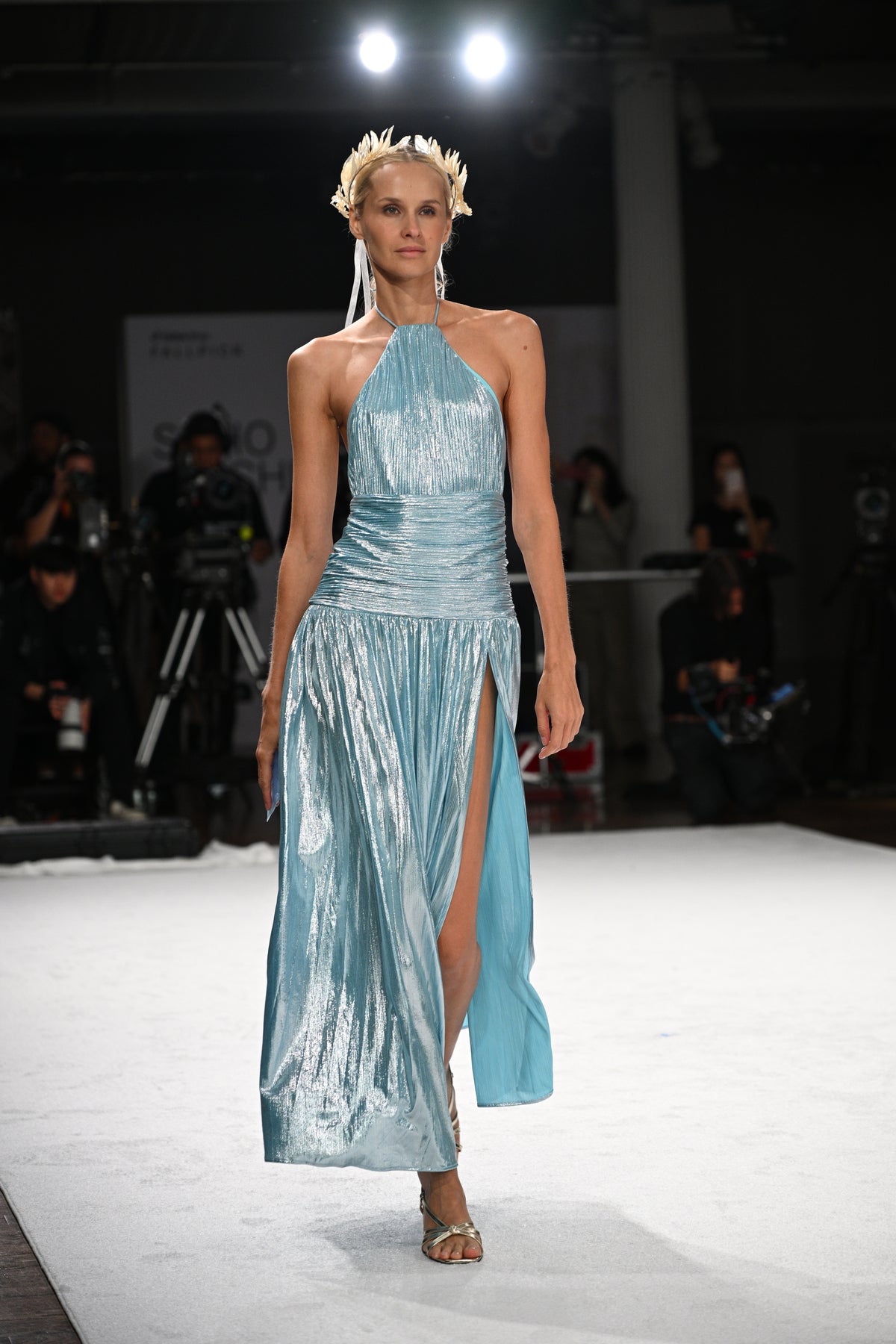 Elegantes Maxikleid mit Metallic-Plisseefalten und Neckholder