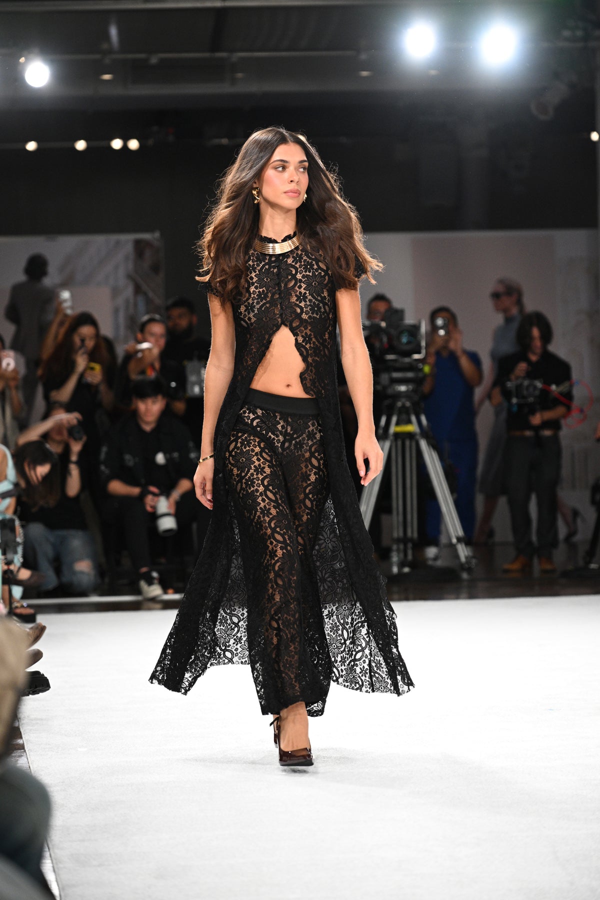 Conjunto negro de encaje de dos piezas - Top de cuello alto y mangas abullonadas