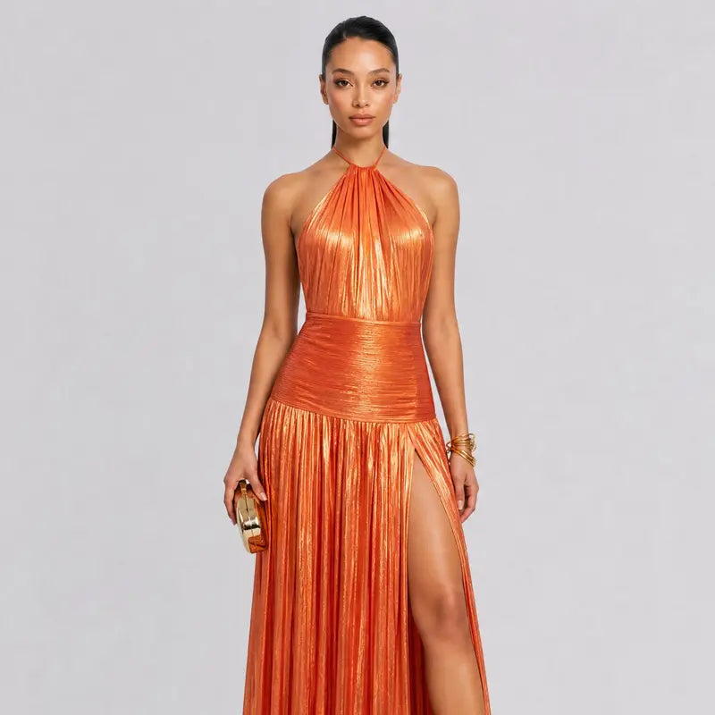 Elegantes Maxikleid mit Metallic-Plisseefalten und Neckholder