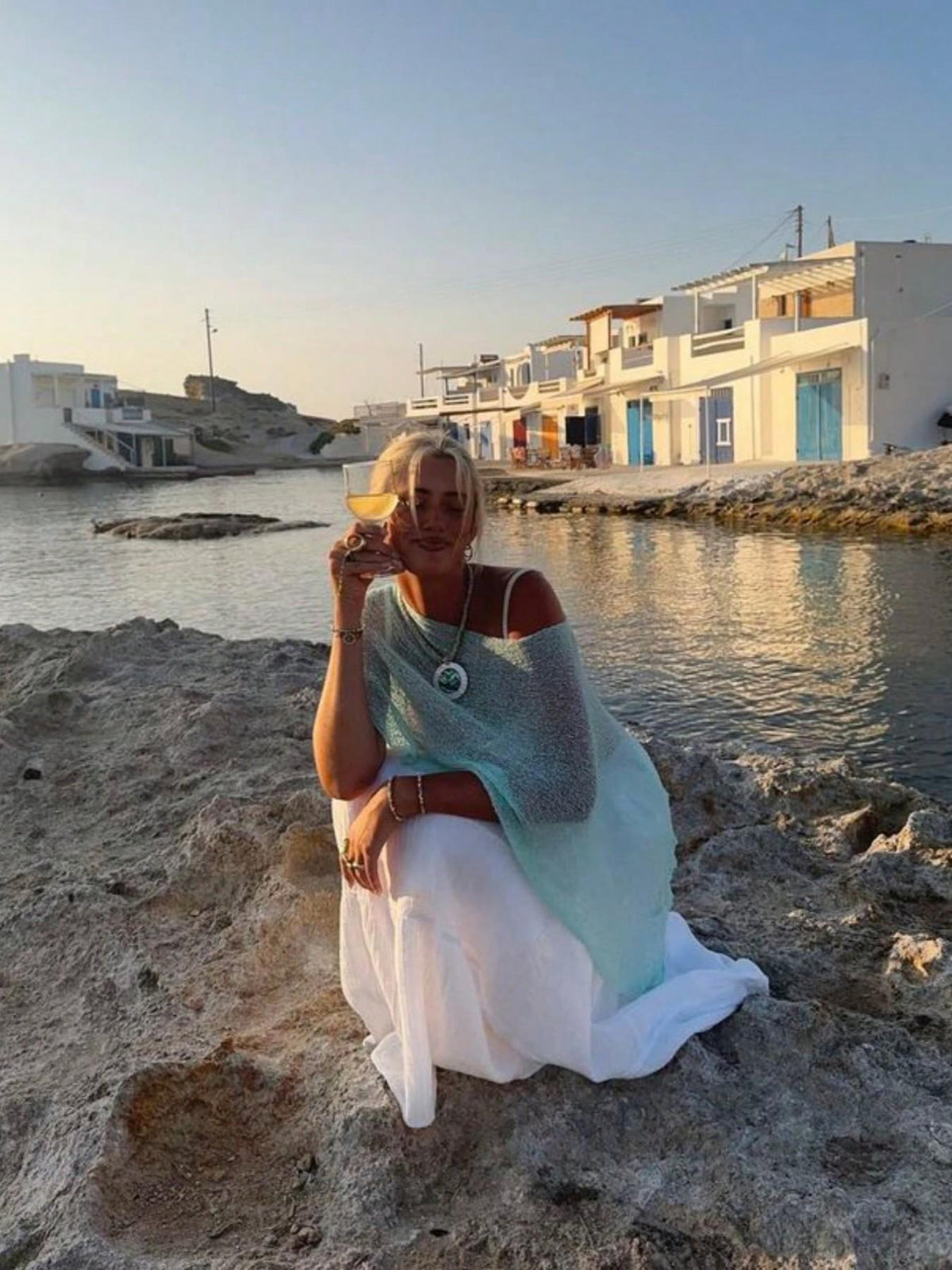 Γαλάζιο διάτρητο πλεκτό κάλυμμα παραλίας με έξω τους ώμους, φαρδιά μακριά μανίκια, για γυναίκες