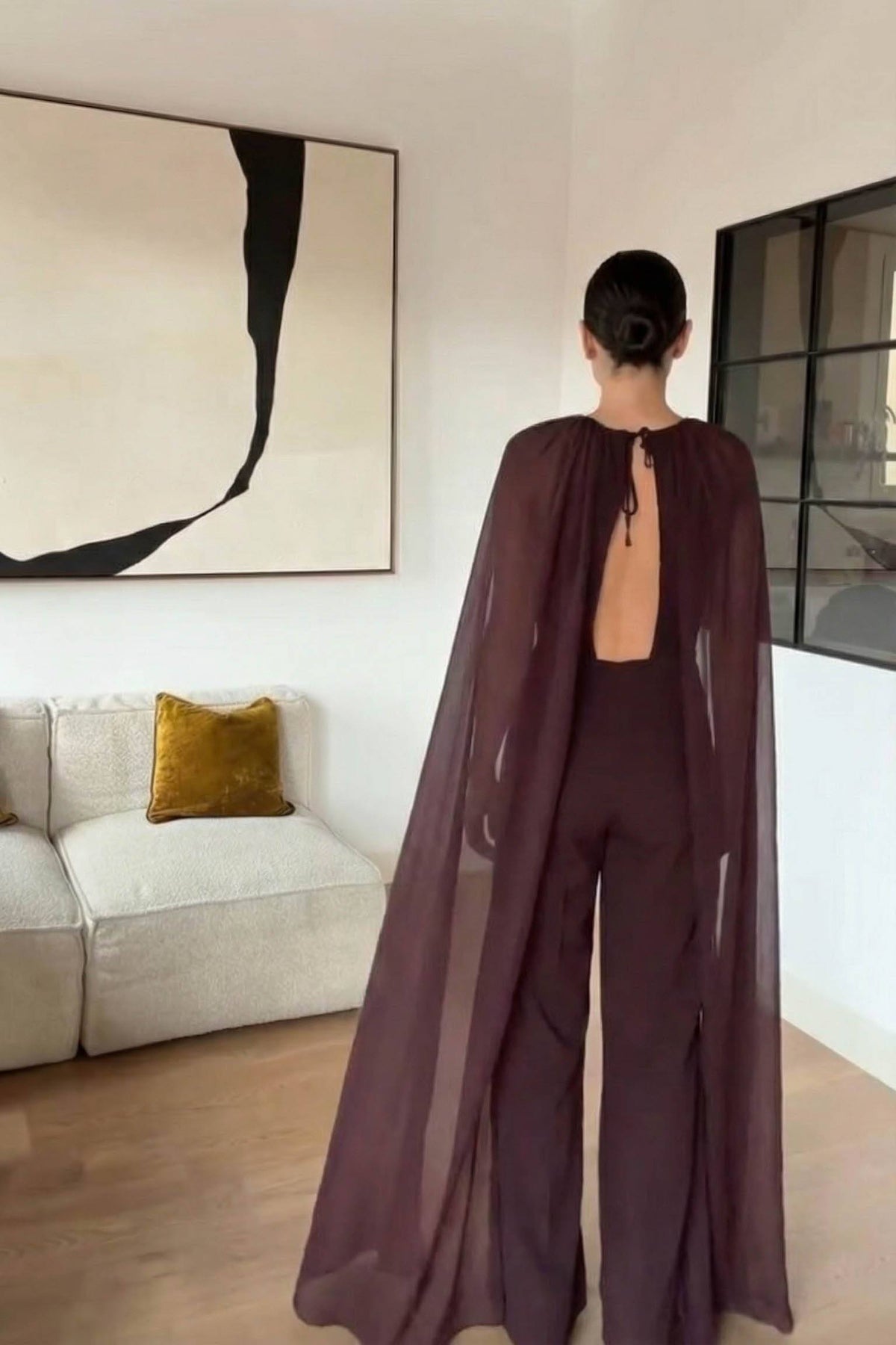 Tuta minimalista con design a mantella