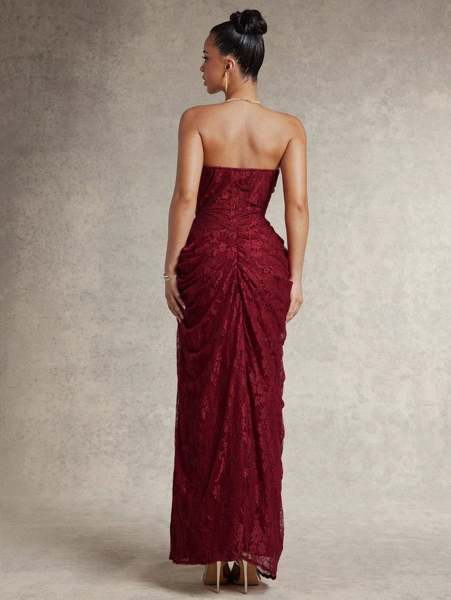Vestido comprido cor de vinho, sem alças, com franzidos, renda e racha