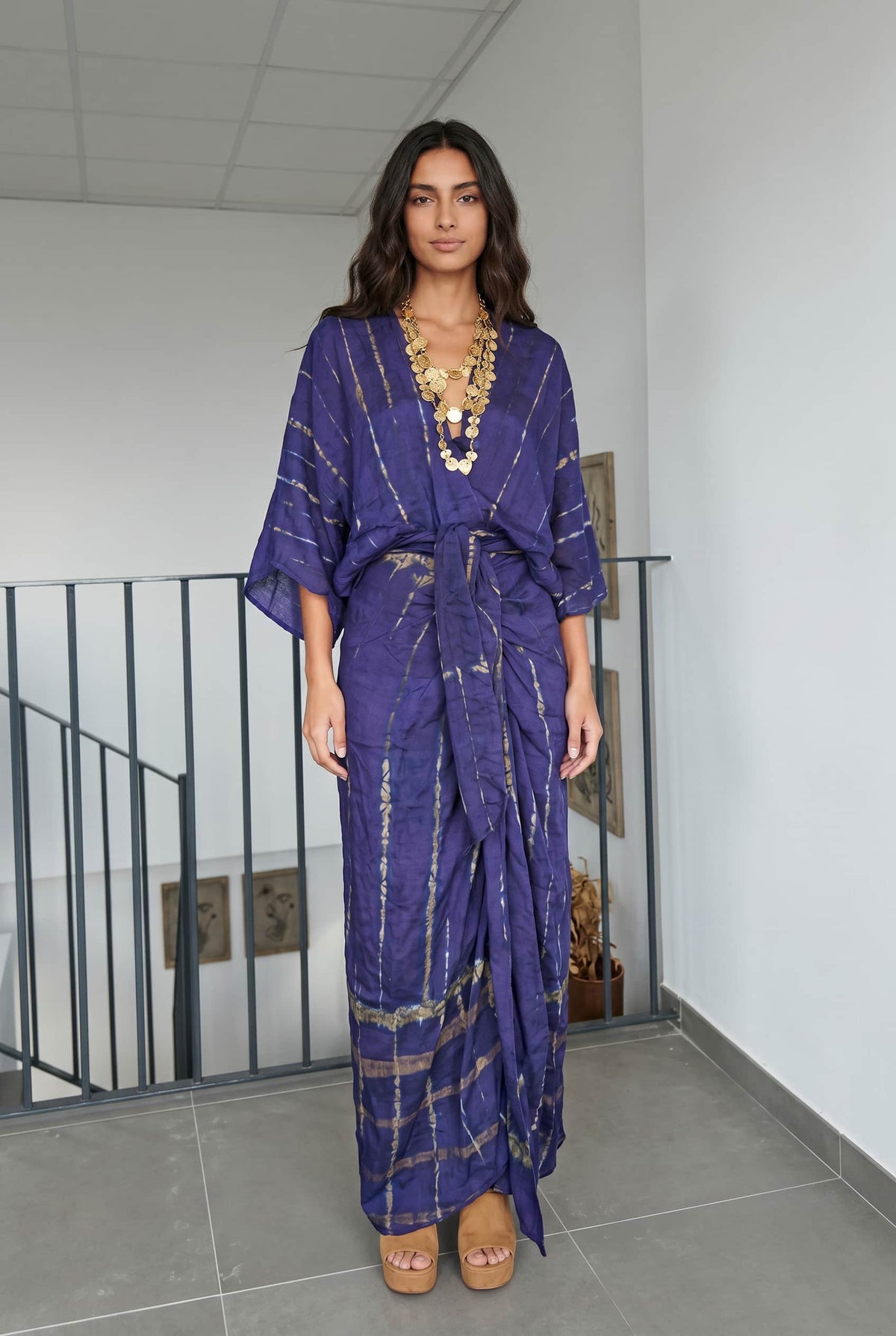 Maxikleid mit V-Ausschnitt, Print, Schlitz und Bänderdetail