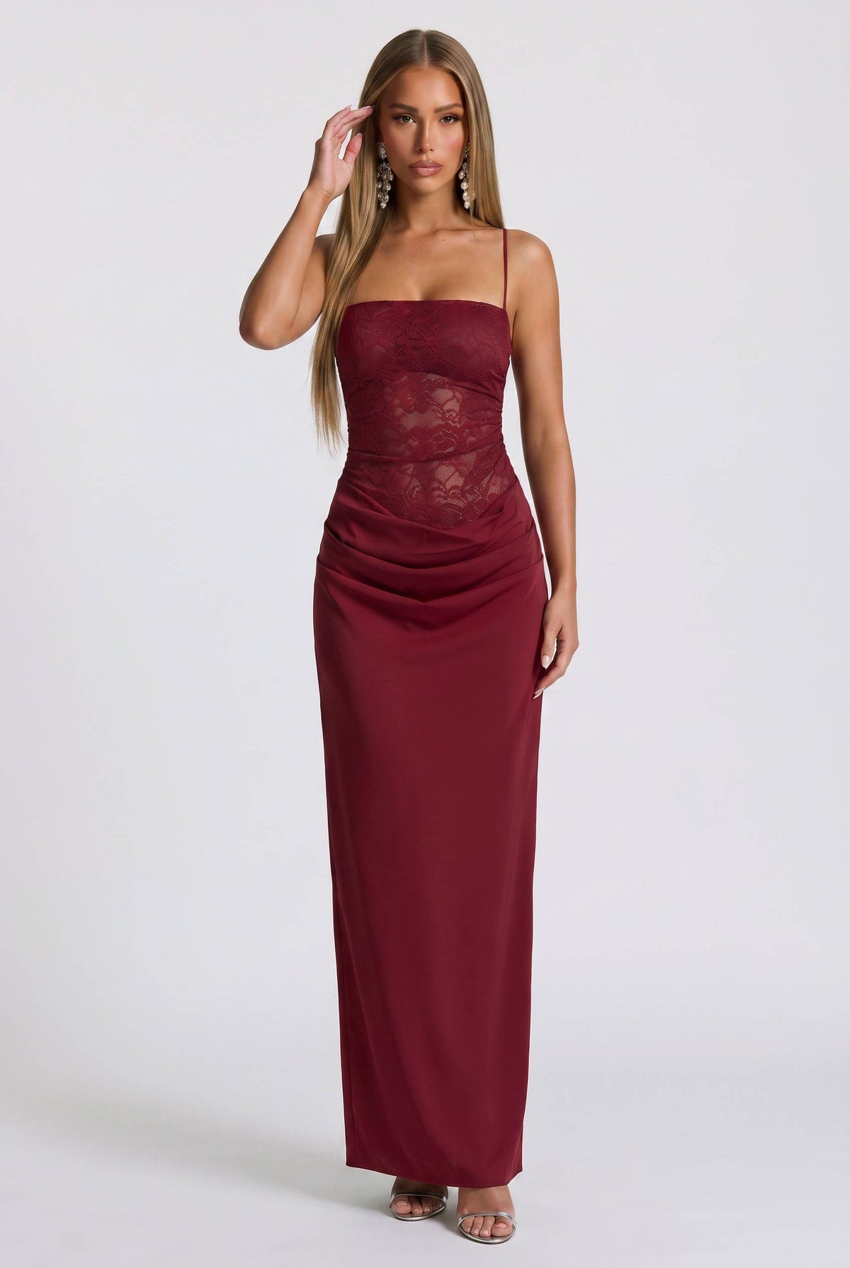 Vestido comprido com aplicação de cetim e renda