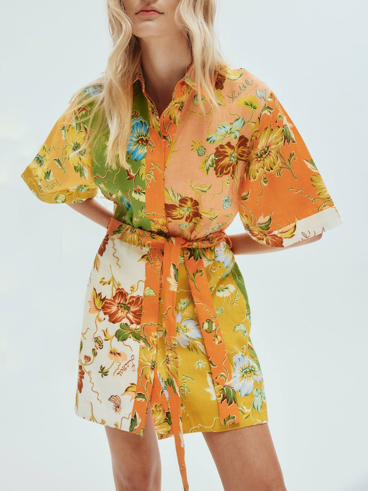Mini vestido com estampado floral contrastante e exclusivo