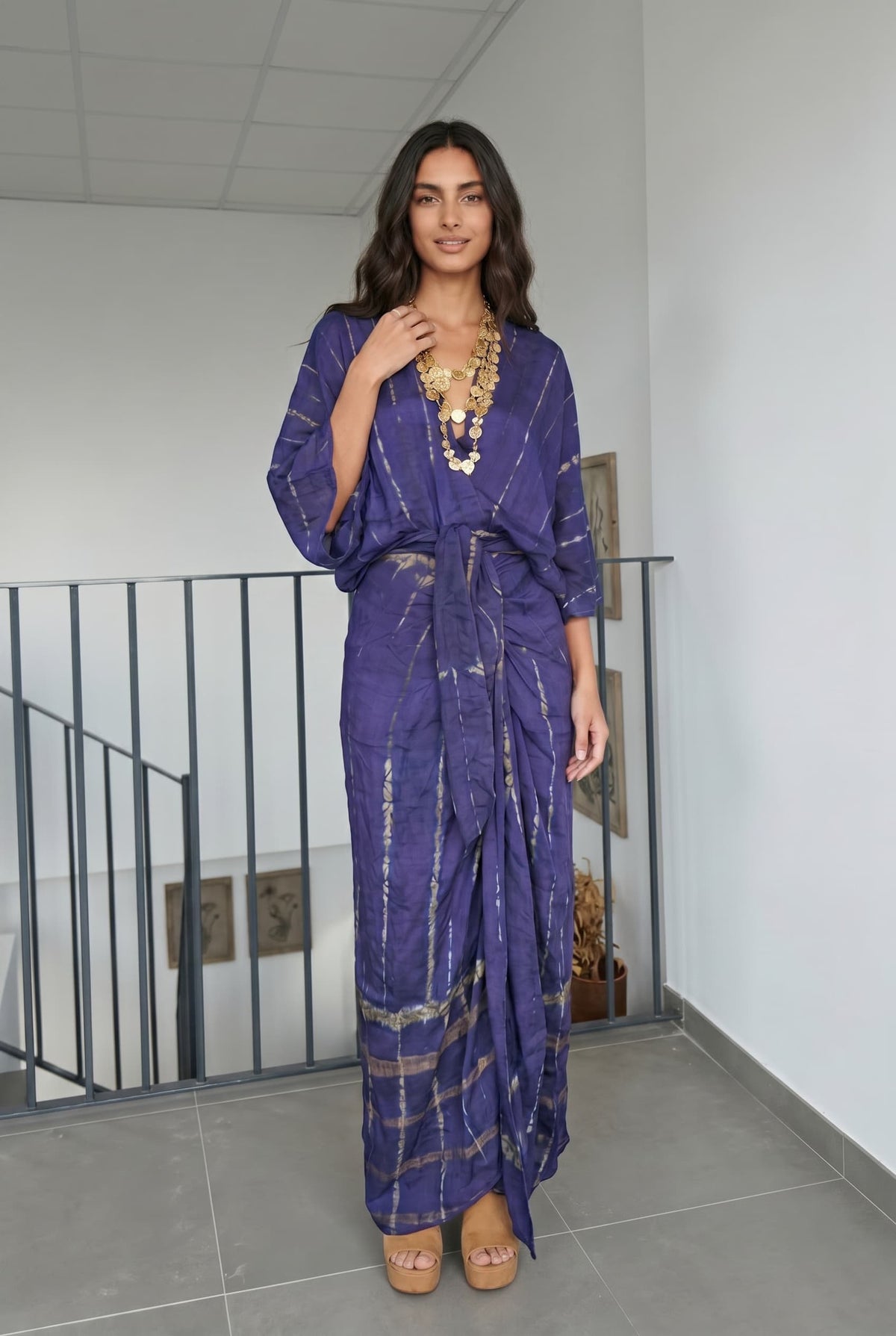 Maxikleid mit V-Ausschnitt, Print, Schlitz und Bänderdetail