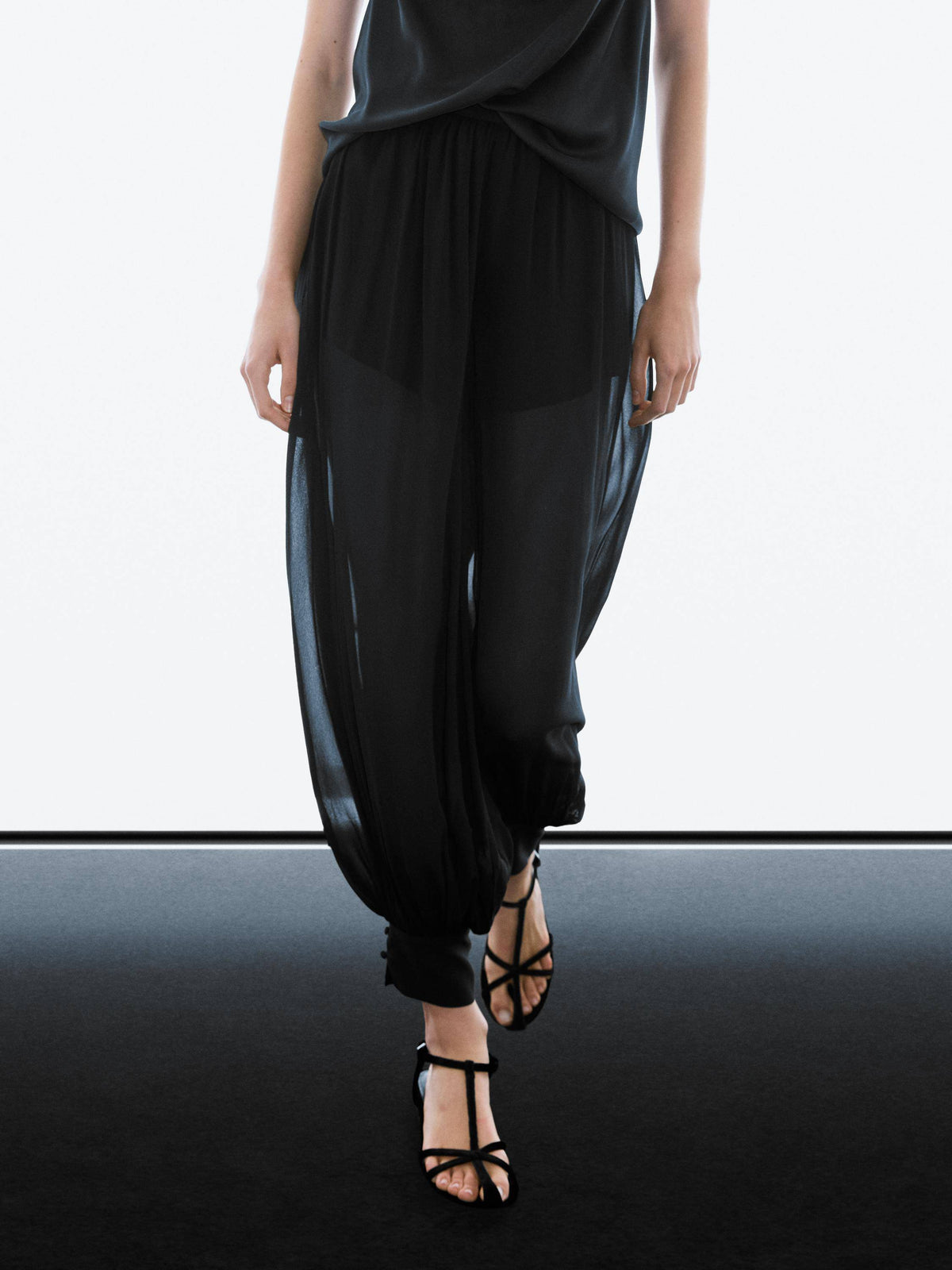 Completo con camicia ampia a incrocio e pantaloni a lanterna