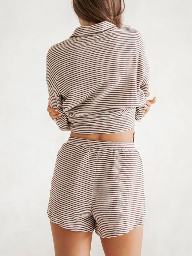 Conjunto de dos piezas con camisa a rayas y shorts cómodos y holgados