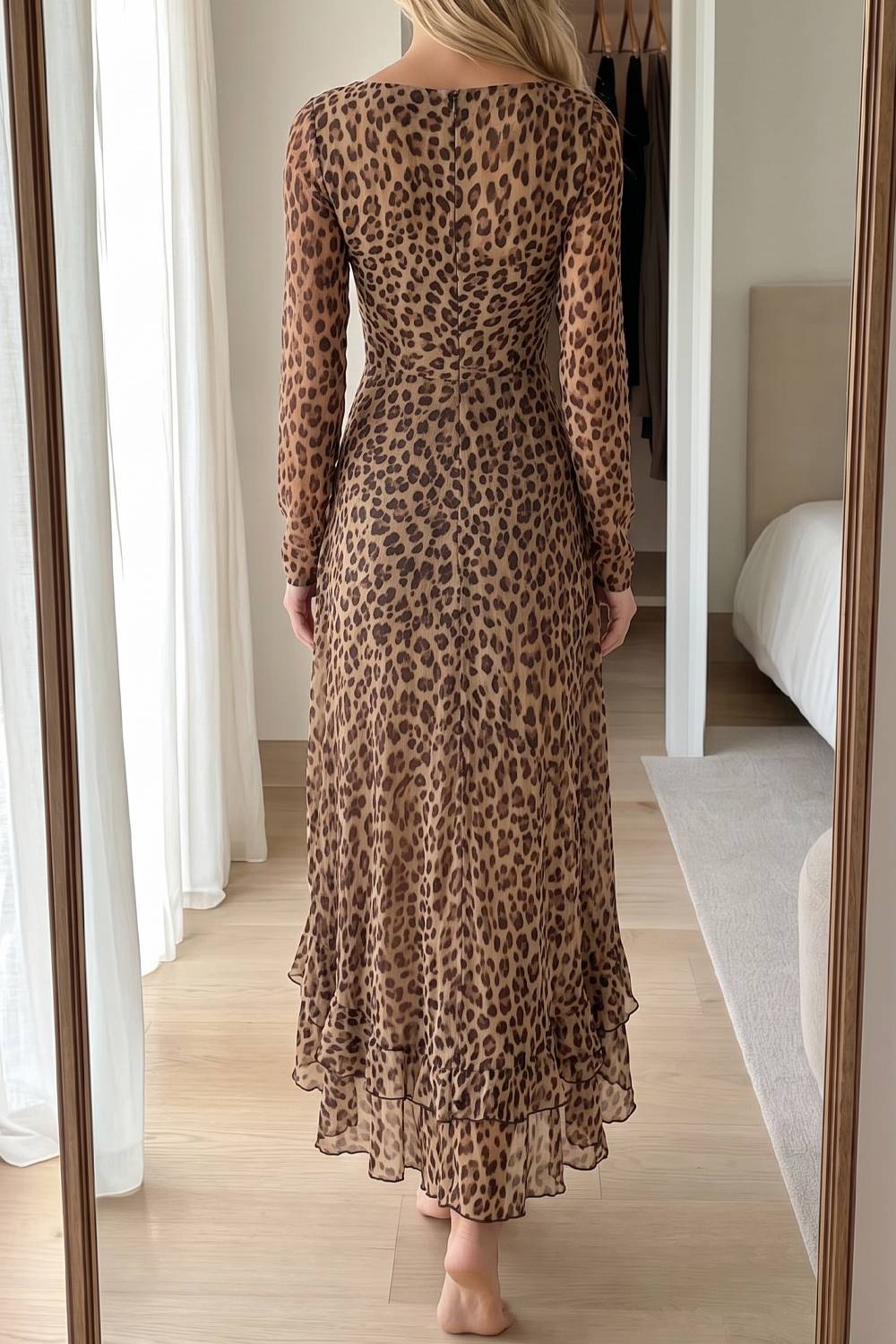 Vestido comprido com decote drapeado, estampado de leopardo, folhos e racha