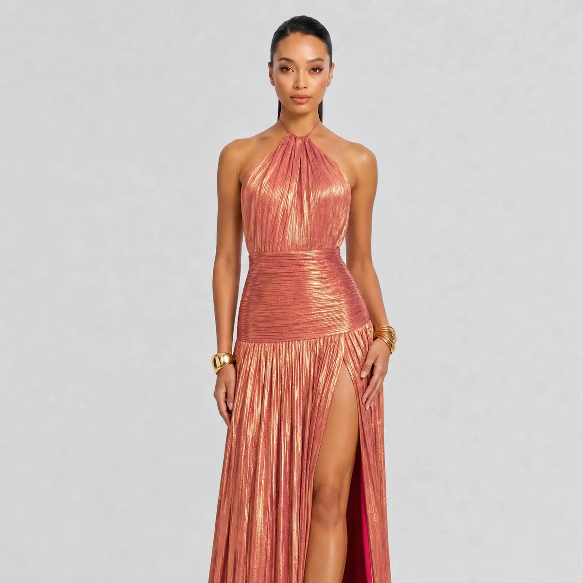 Elegantes Maxikleid mit Metallic-Plisseefalten und Neckholder
