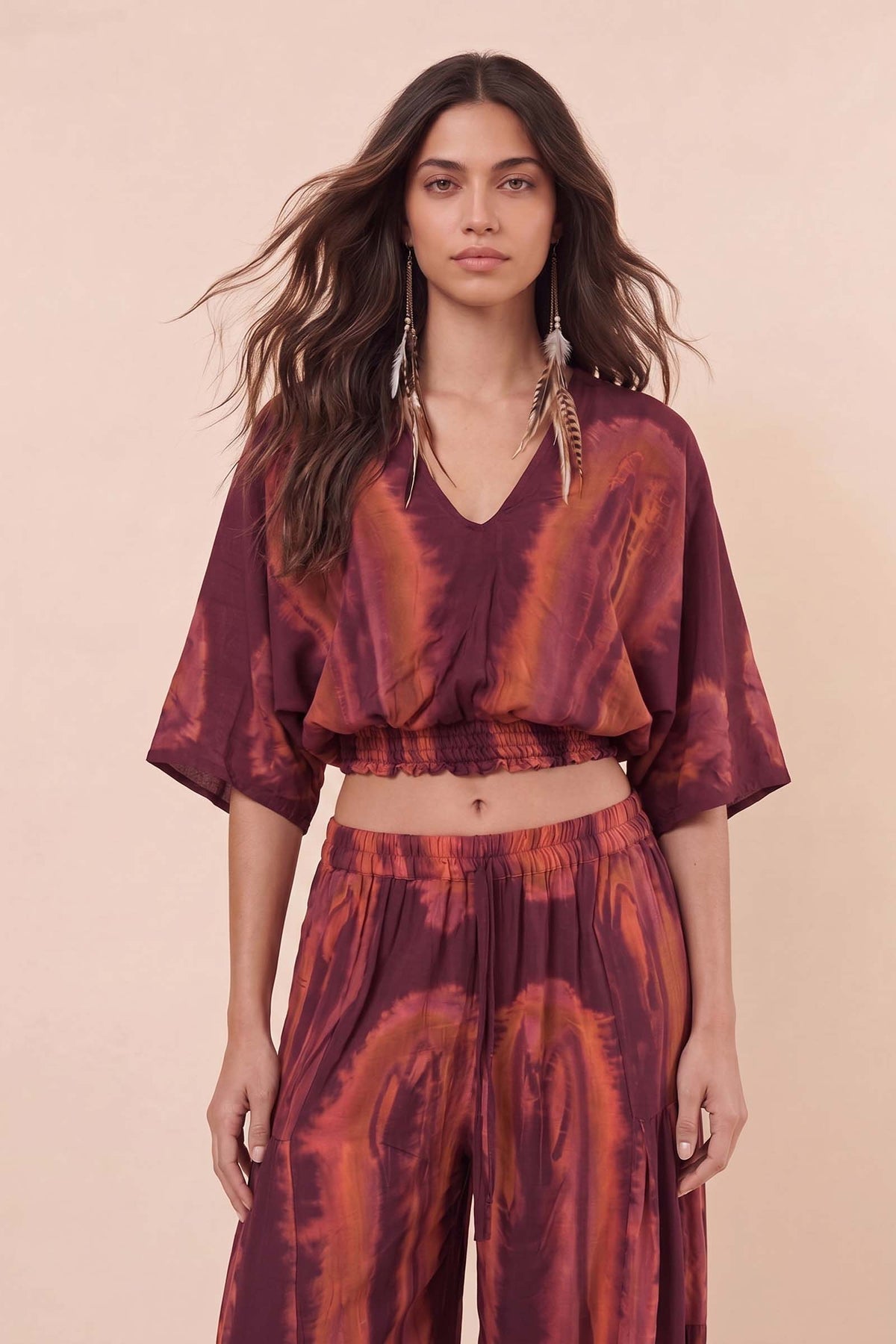 Completo con top stampato con scollo a V e pantaloni a gamba larga