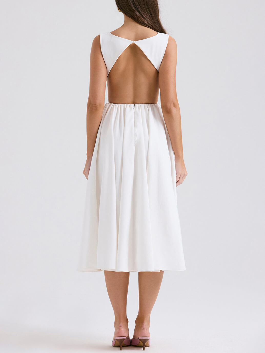 Vestido midi elegante e sofisticado, de cor lisa, decote redondo, costas descobertas e sem mangas