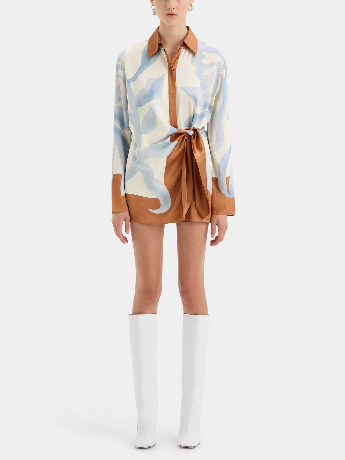 Abito corto alla moda con camicia annodata irregolare, tie-dye a contrasto