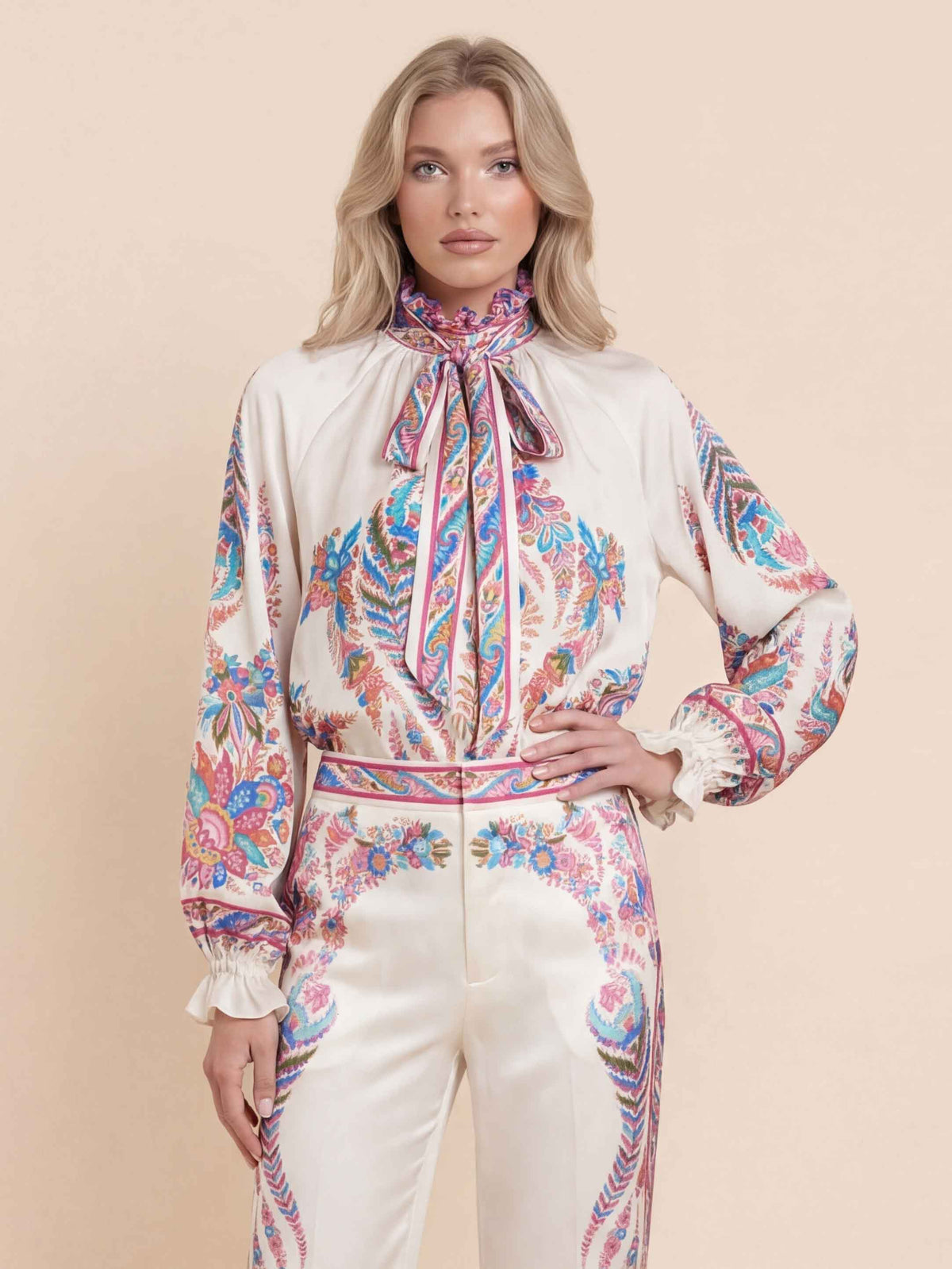 Raffinata camicia in raso a stampa cachemire con fiocco decorativo