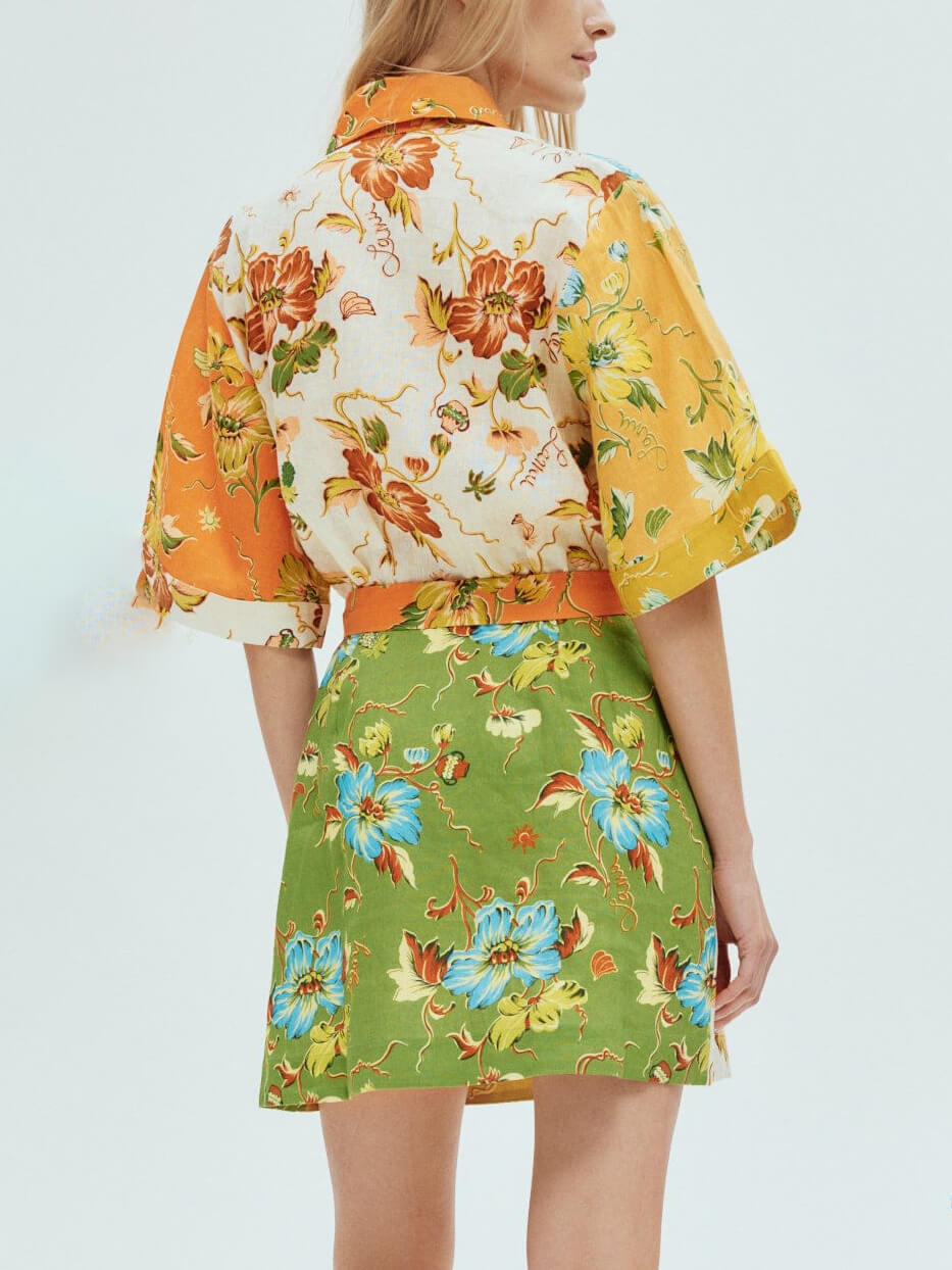 Mini vestido com estampado floral contrastante e exclusivo