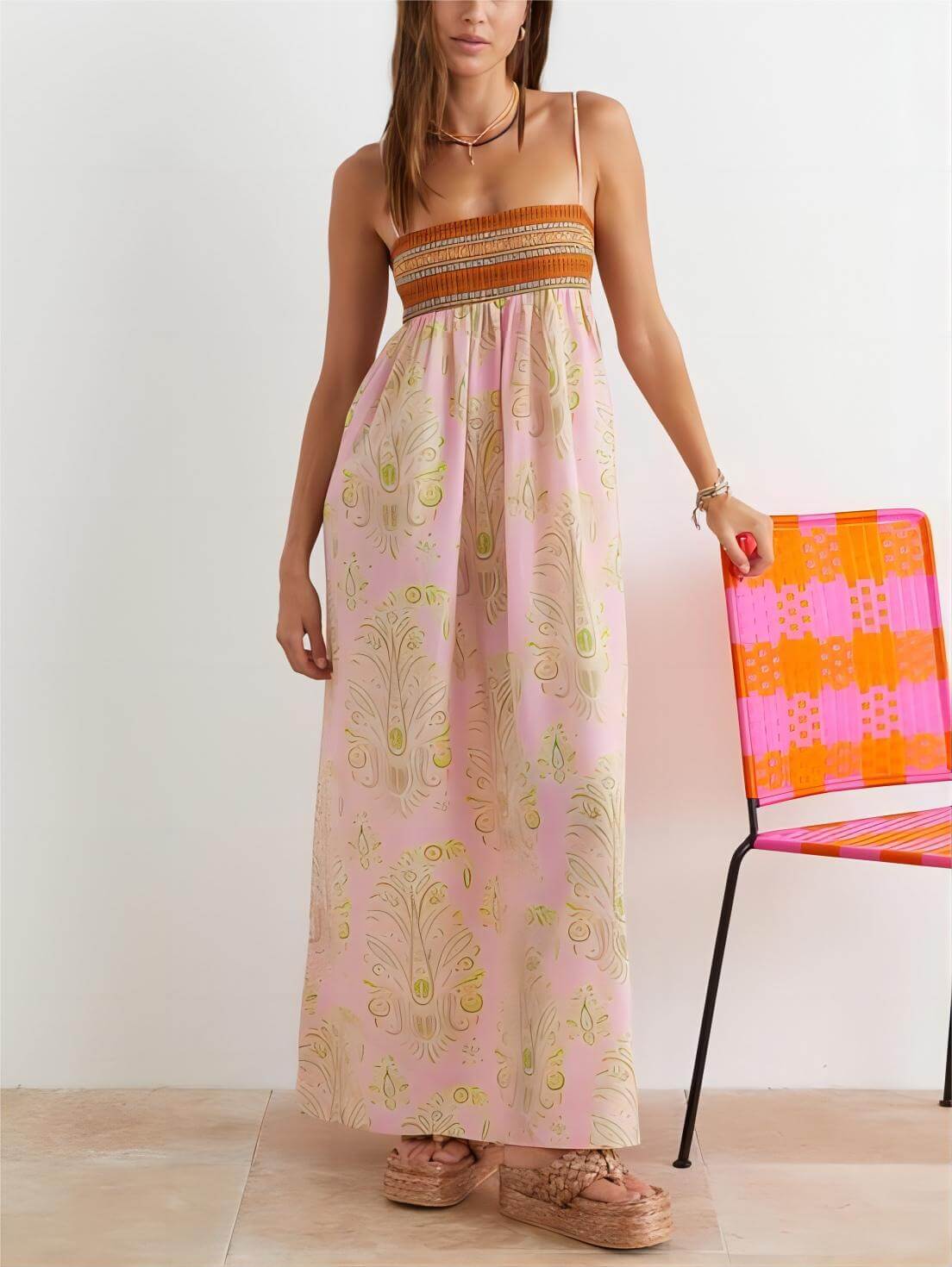 Vestido midi bósnio com estampado floral folclórico e alças finas