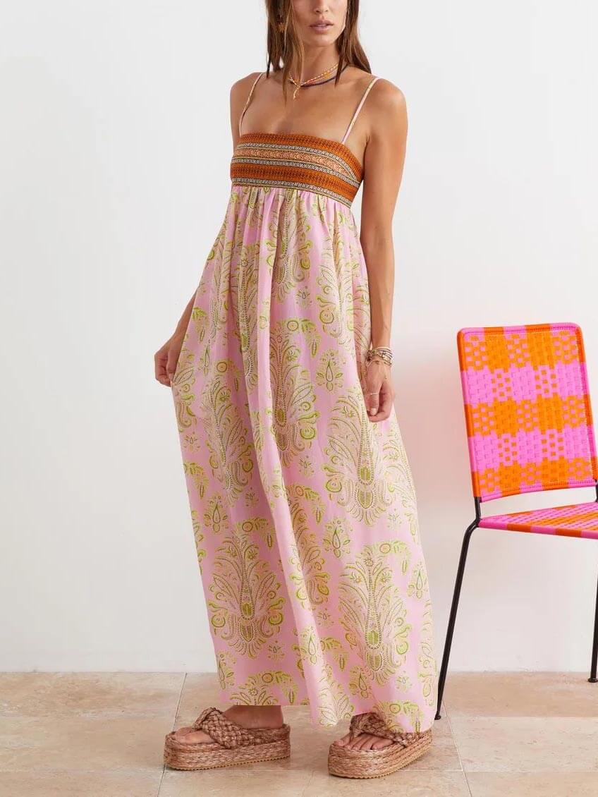 Vestido midi bósnio com estampado floral folclórico e alças finas