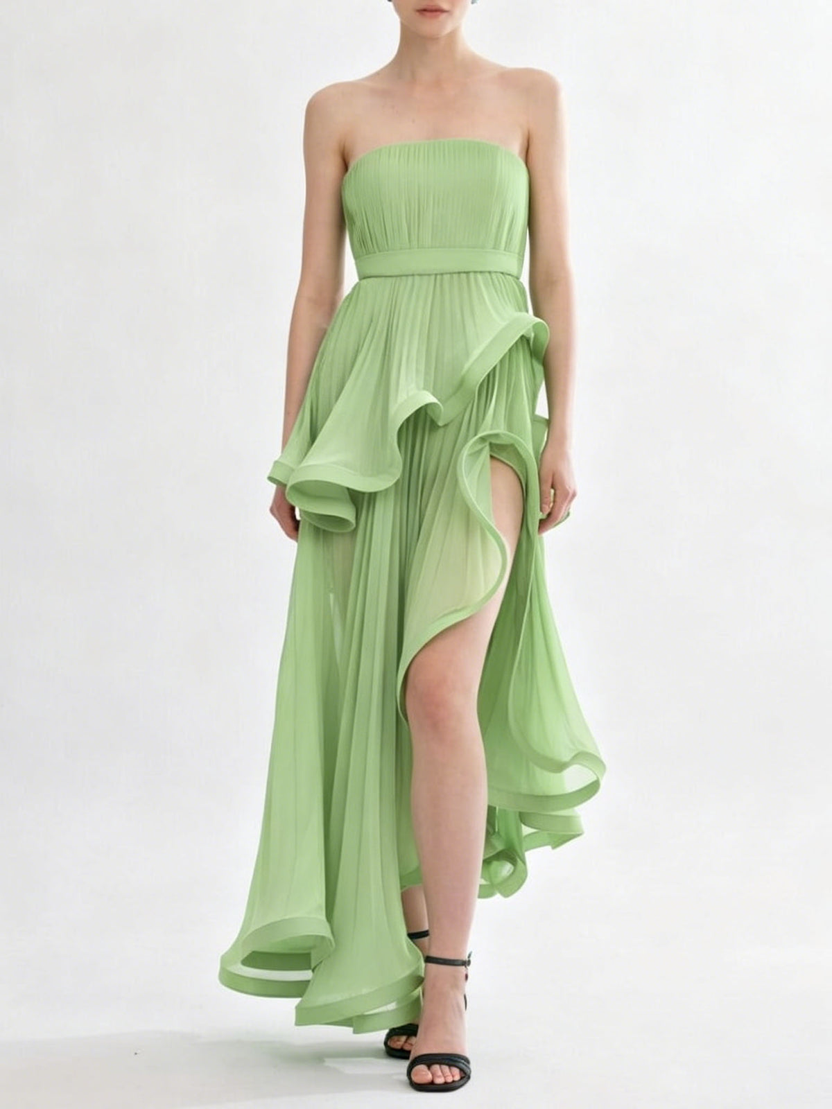 Elegantes trägerloses Maxikleid mit Volants, hohem Schlitz und Raffungen