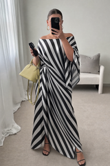 Elegantes schulterfreies Maxikleid mit Streifen, fließenden Fledermausärmeln und asymmetrischem Saum für Resort und Abendgarderobe