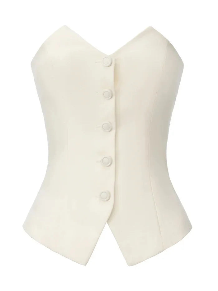 Completo bianco a due pezzi con gilet senza spalline e bottoni sul davanti e pantaloni plissettati a gamba ampia