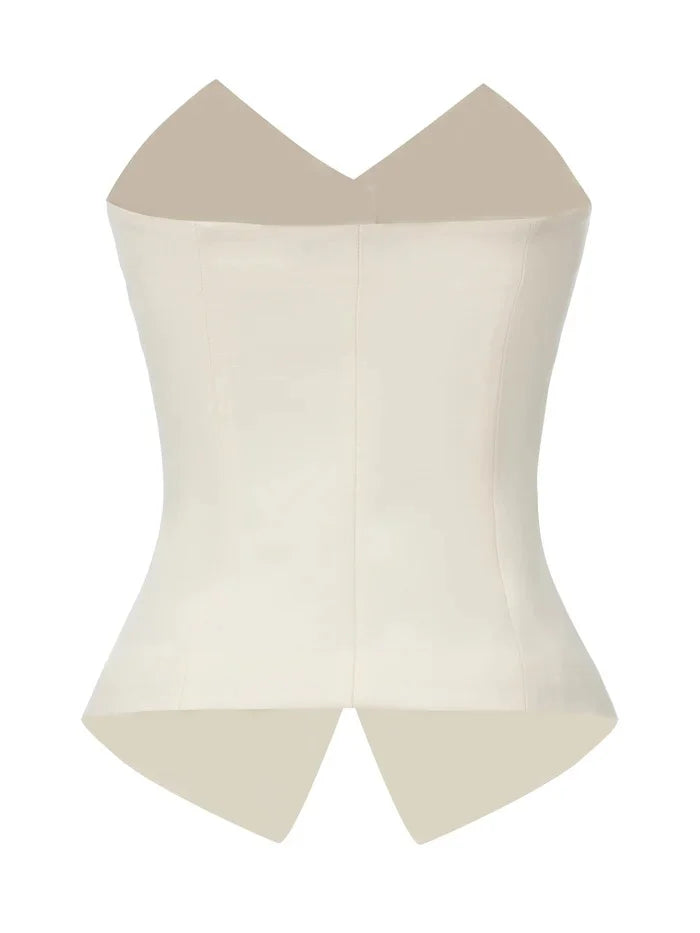 Completo bianco a due pezzi con gilet senza spalline e bottoni sul davanti e pantaloni plissettati a gamba ampia
