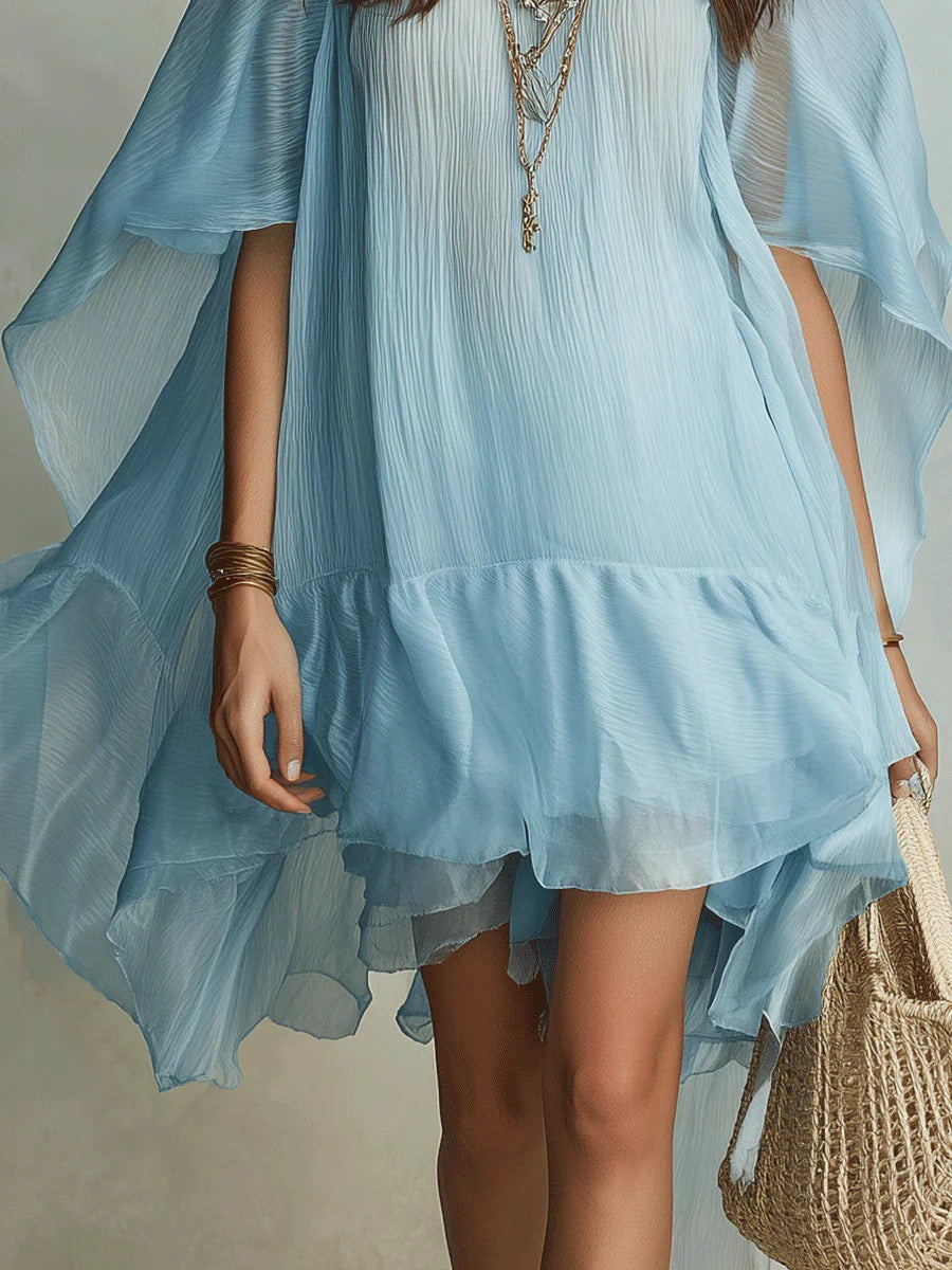 Himmelblaues plissiertes Chiffon-Minikleid mit Capeärmeln und Rüschen