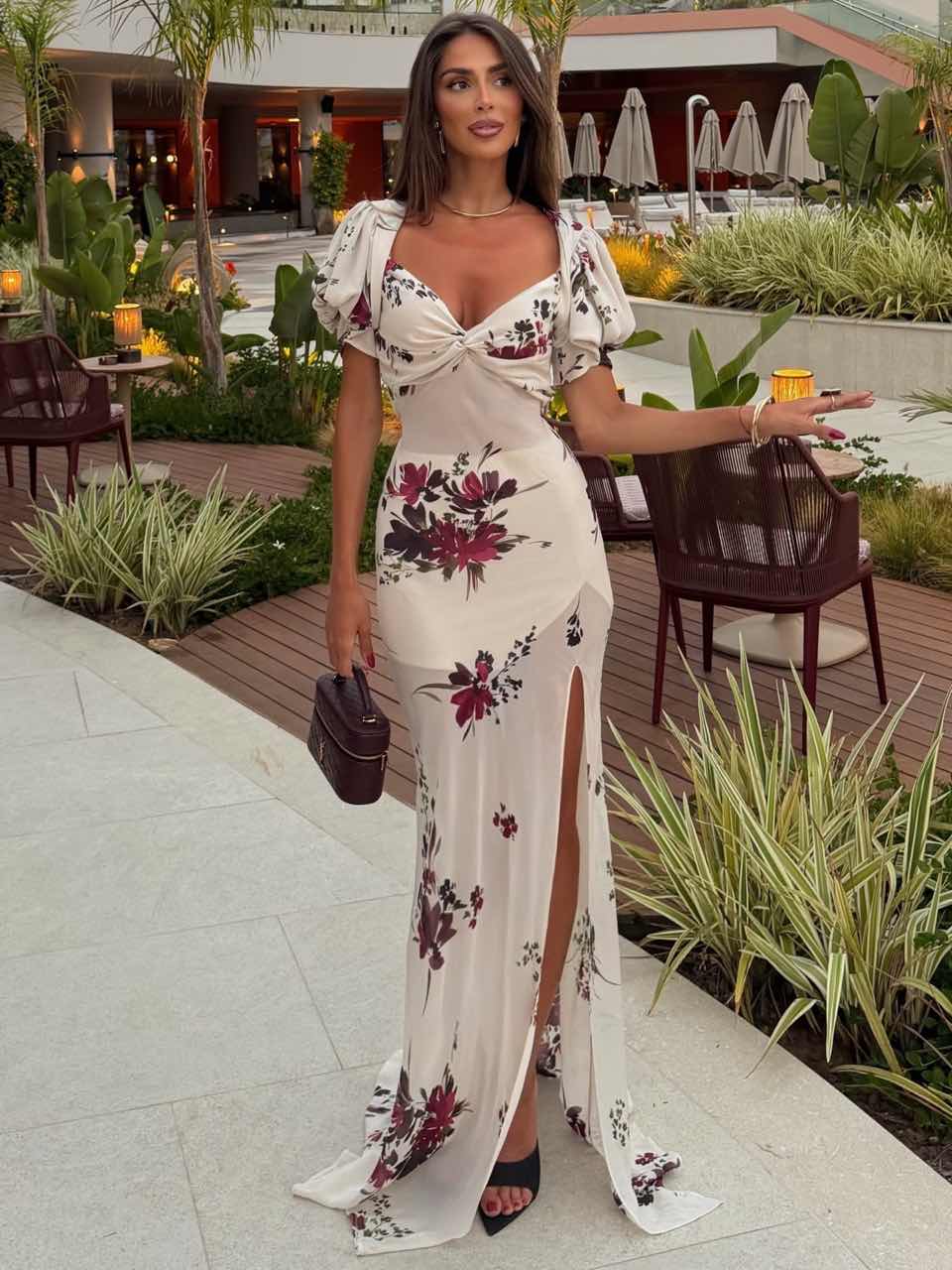 Cremefarbenes Maxikleid mit Blumenprint – Puffärmeln, gedrehtem Vorderteil und hohem Schlitz