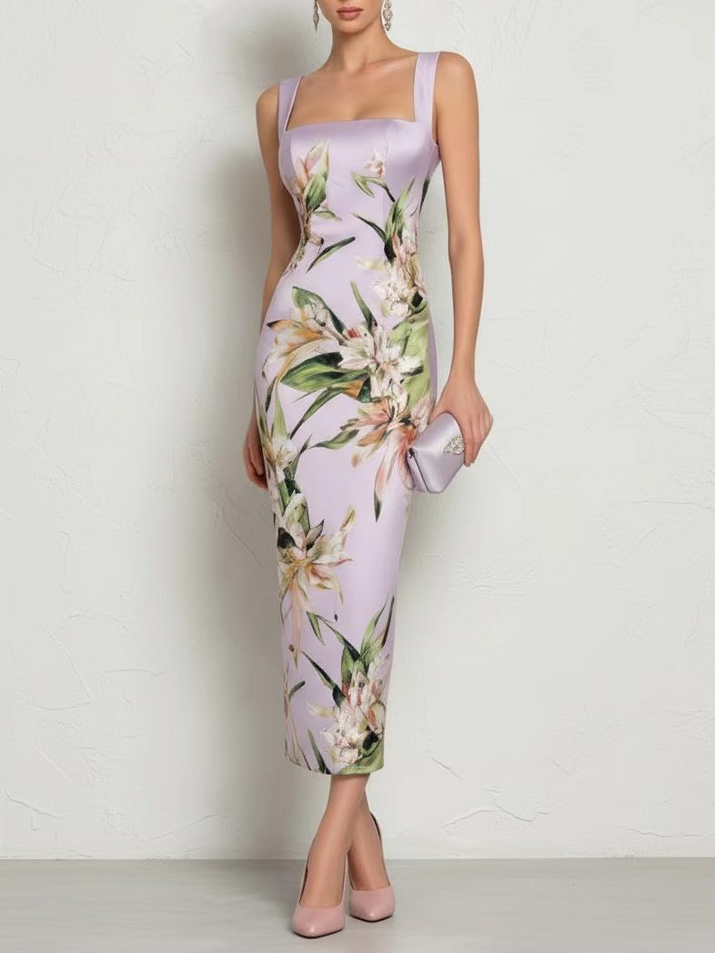 Elegante abito midi aderente a fiori, senza maniche e con scollo quadrato