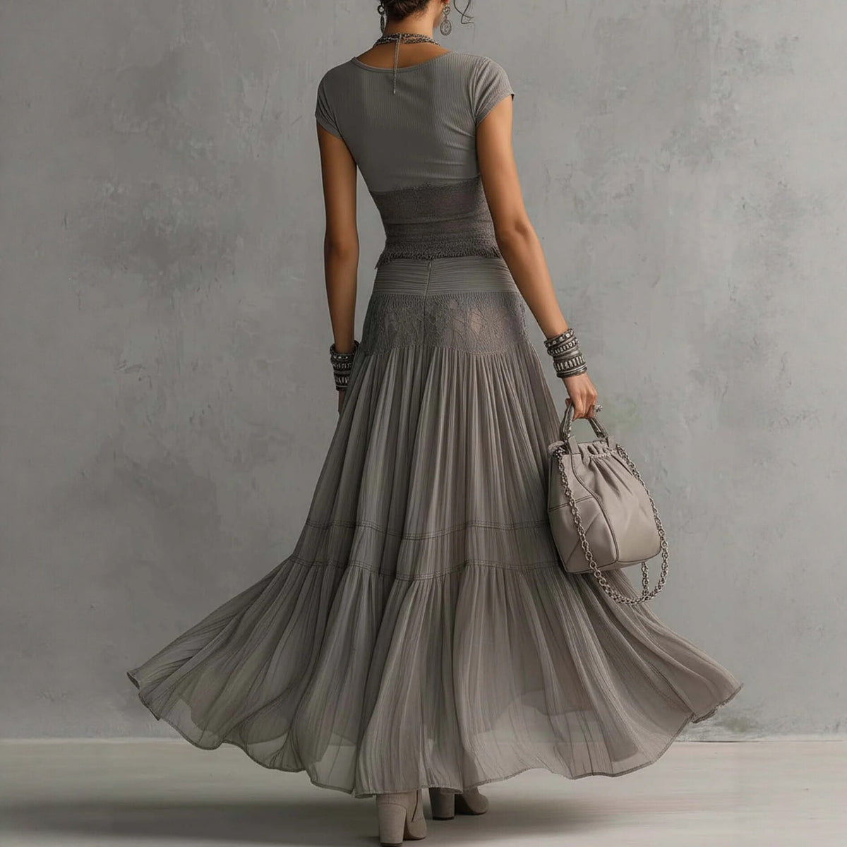 Zweiteiliges Set im Boho-Stil mit kurzem Stricktop mit Spitzenbesatz und gestuftem Chiffon-Maxirock