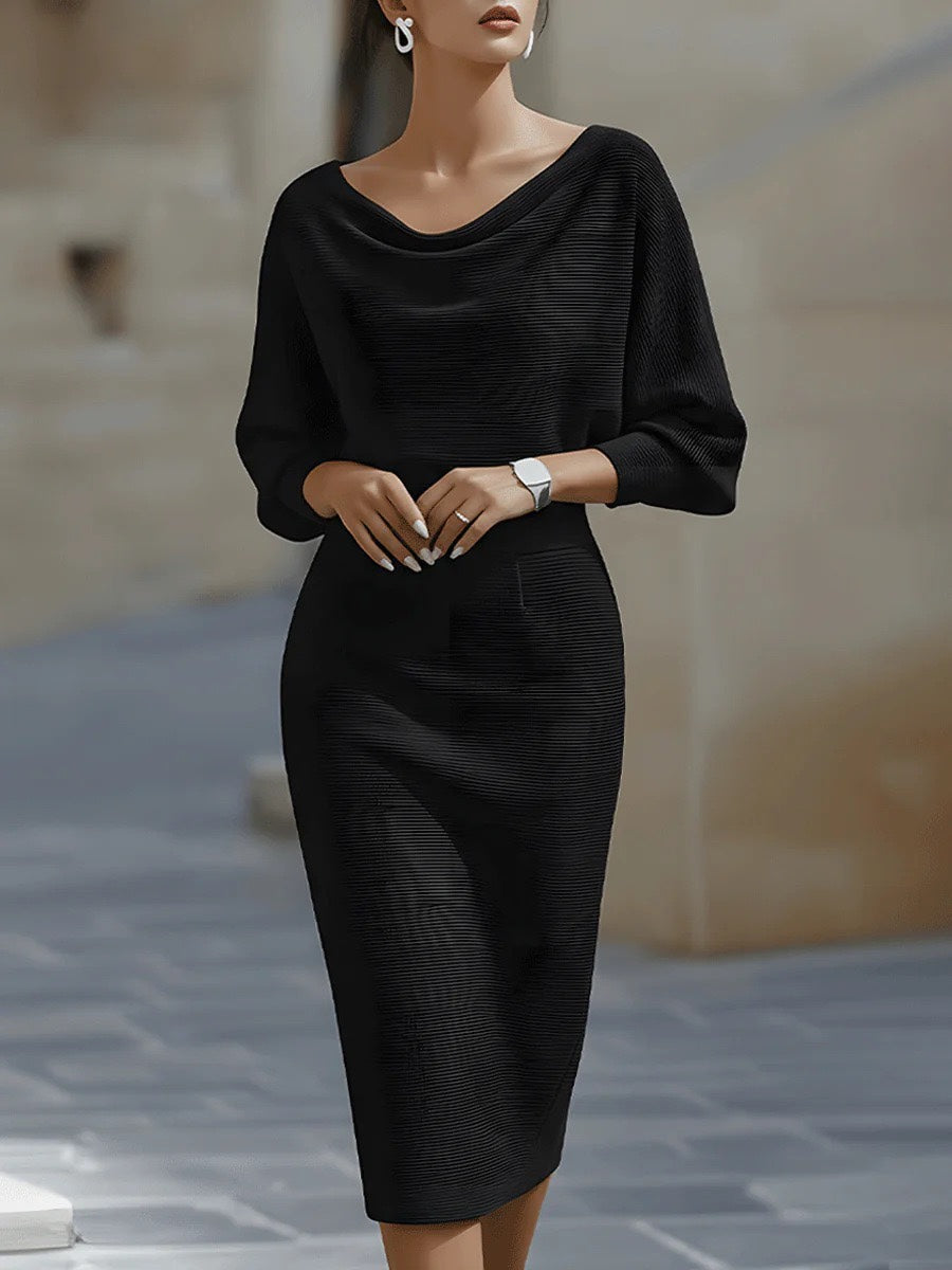 Elegante abito midi in maglia a coste con scollo a cappuccio e maniche a pipistrello