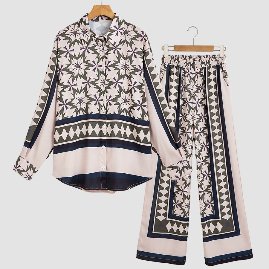Ensemble deux pièces à imprimé géométrique composé d’une chemise ample et d’un pantalon large