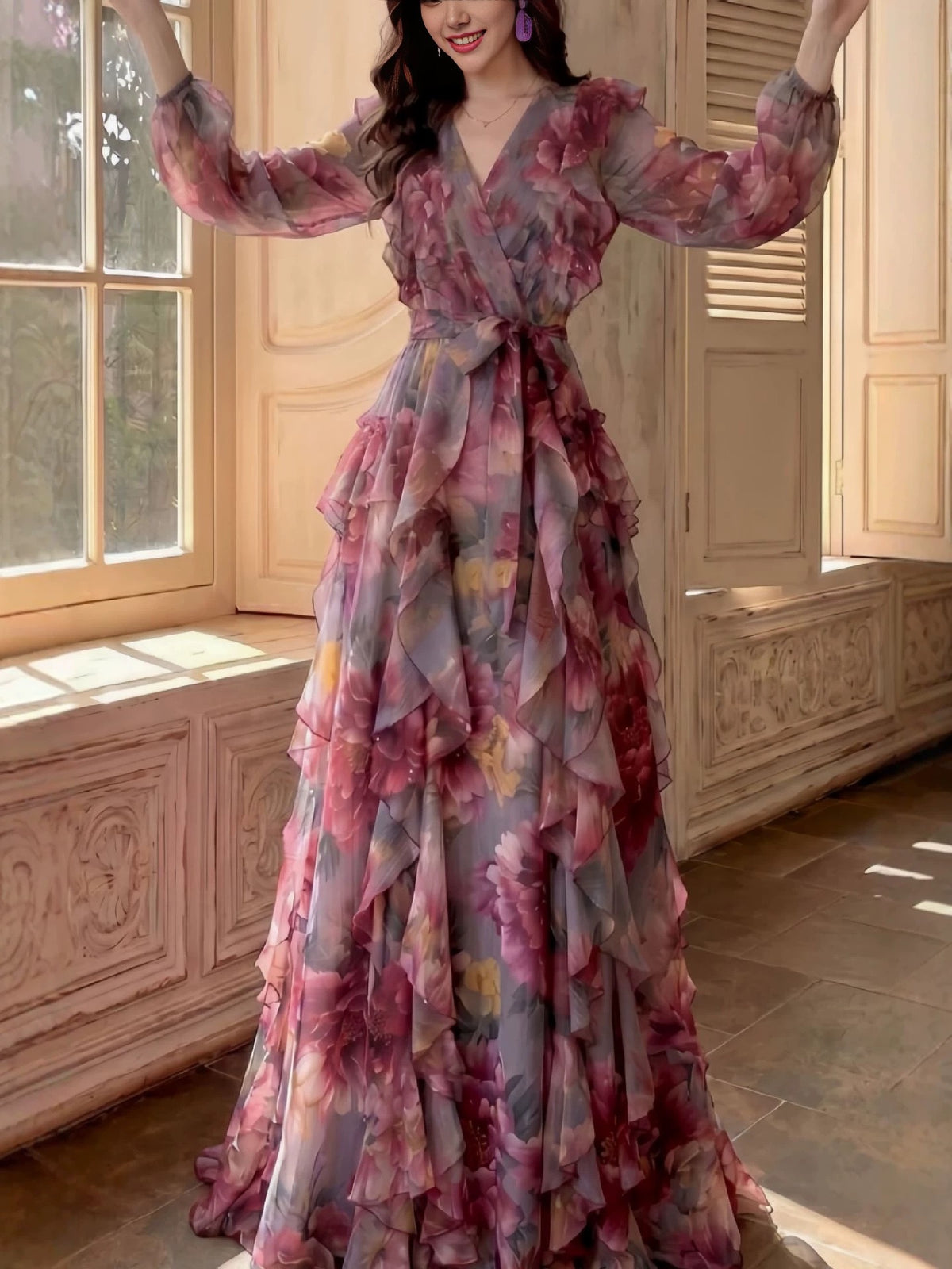 Abito lungo a fiori con scollo a V, balze e volant, maniche lunghe e cintura, in chiffon, da sera