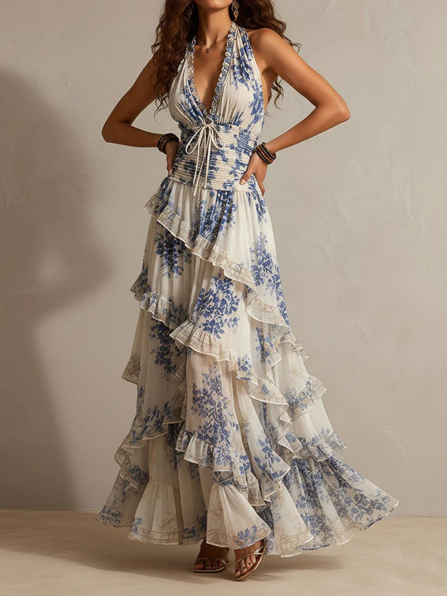 Vestido maxi boho azul com flores, alças ao pescoço, decote em V profundo, cintura franzida e folhos em camadas