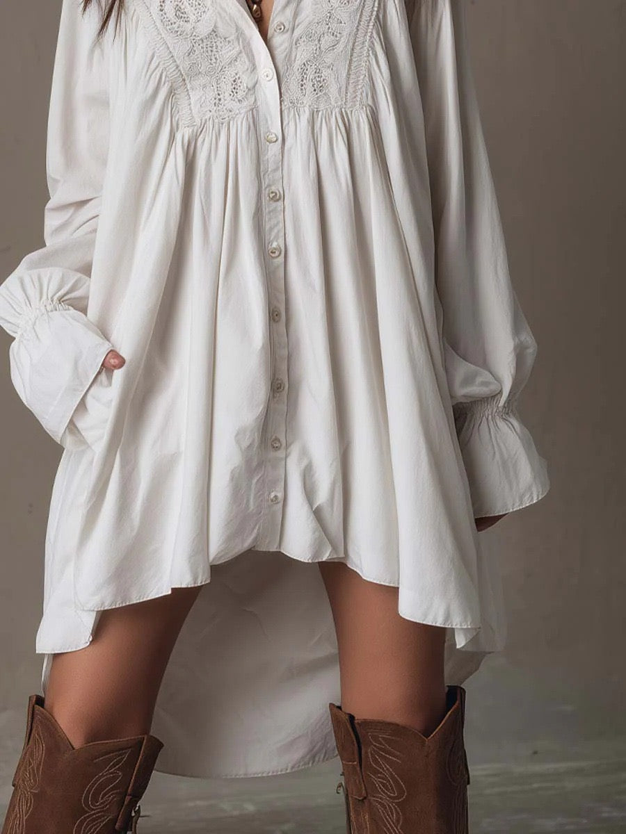 Weißes Boho-Hemdkleid mit Spitzeneinsätzen und langen Ärmeln