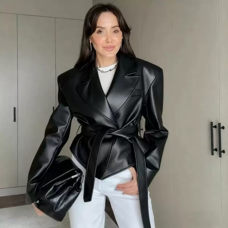 Blazer de pele sintética com cinto