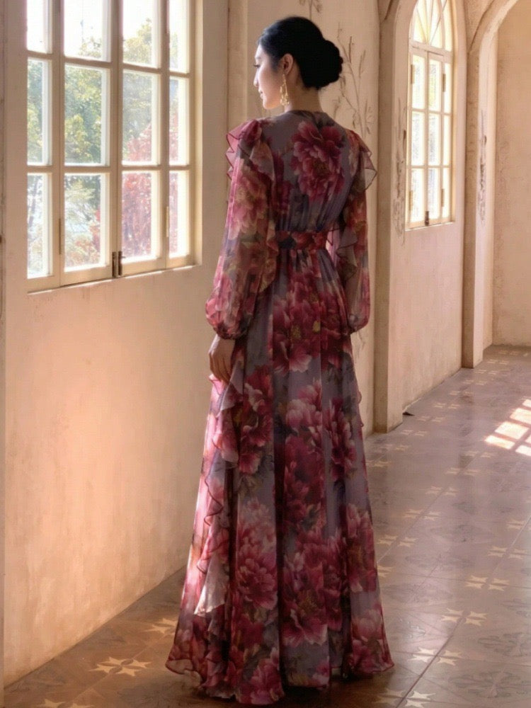 Abito lungo a fiori con scollo a V, balze e volant, maniche lunghe e cintura, in chiffon, da sera