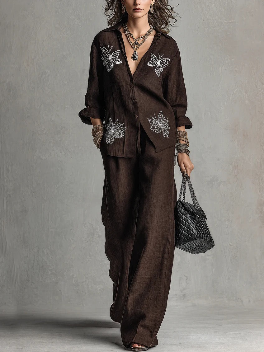 Completo vintage a due pezzi con camicia di lino ricamata con farfalle e pantaloni a gamba larga