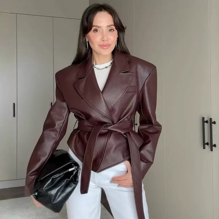 Blazer de pele sintética com cinto