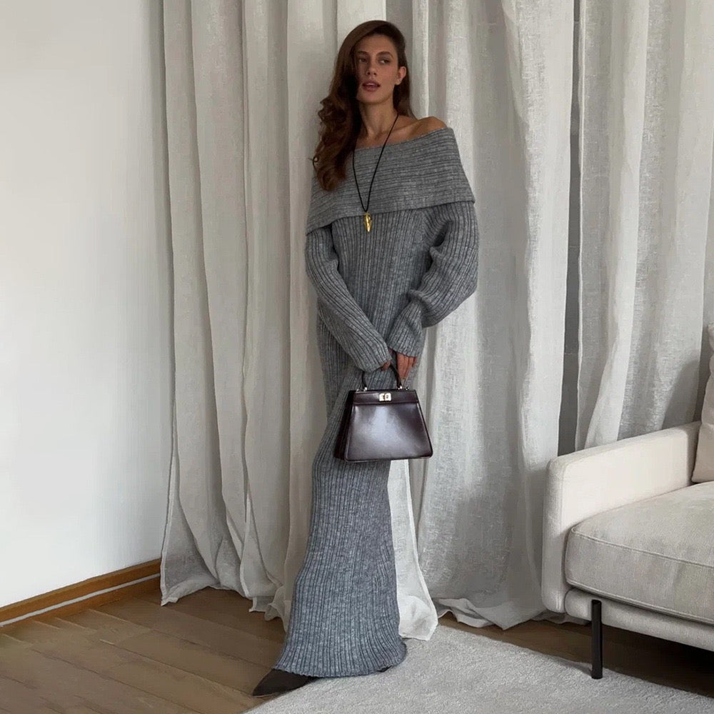 Vestido comprido de malha canelada, com ombros descobertos e dobra